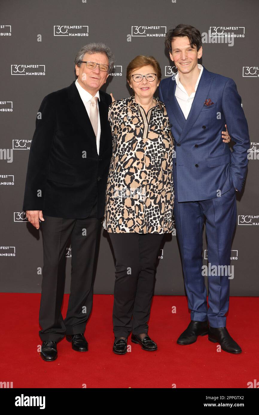 Sabin Tambrea avec ses parents Rodica et Bela'dans un pays qui n'existe plus' Filmfest Hambourg,CinemaxX Dammtor,02.10.2022,Hambourg Banque D'Images