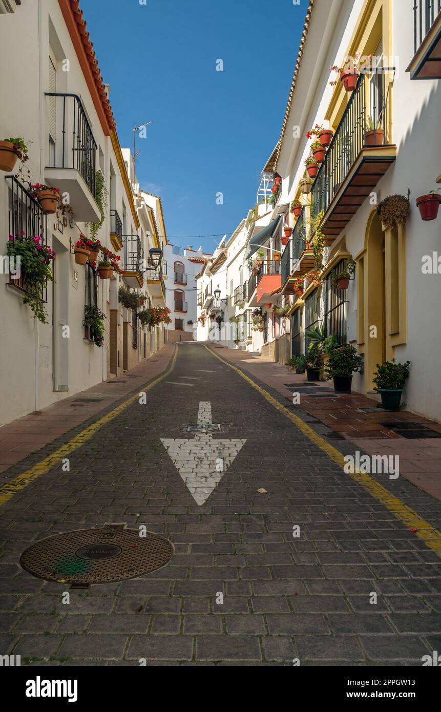 Rues étroites dans le centre d'Estepona, ville andalouse typique dans le sud de l'Espagne Banque D'Images