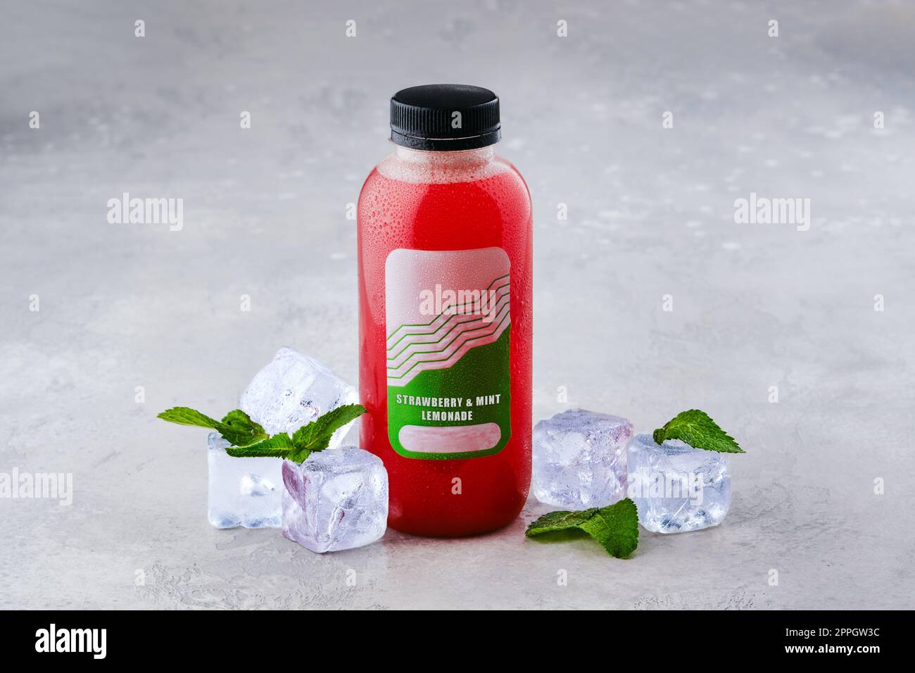 Petite bouteille avec de la limonade glacée à la fraise et à la menthe Banque D'Images