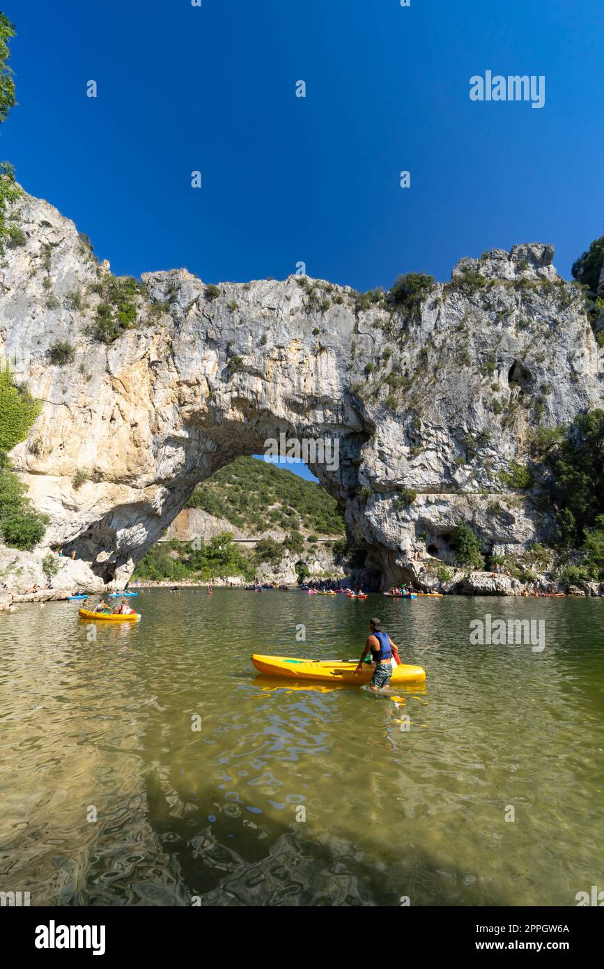 Pont d'Arc, arche en pierre sur l'Ardèche, Auvergne-Rhône-Alpes, France Banque D'Images