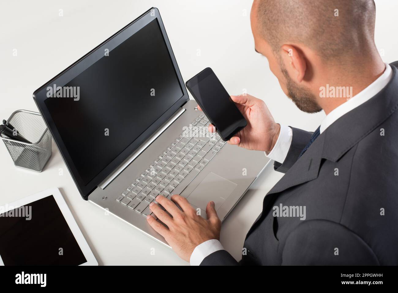 Homme d'affaires au bureau connecté à un réseau Internet Banque D'Images