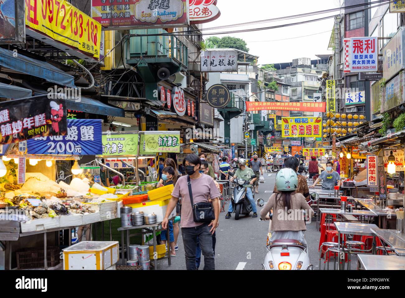 Keelung, Taïwan 10 juin 2022 : marché nocturne de Keelung Miaokou Banque D'Images