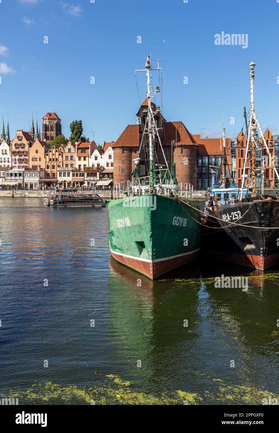 Vieille ville de Gdansk en Pologne, Europe, vue depuis le port de plaisance de la ville à la rivière Motlawa Banque D'Images