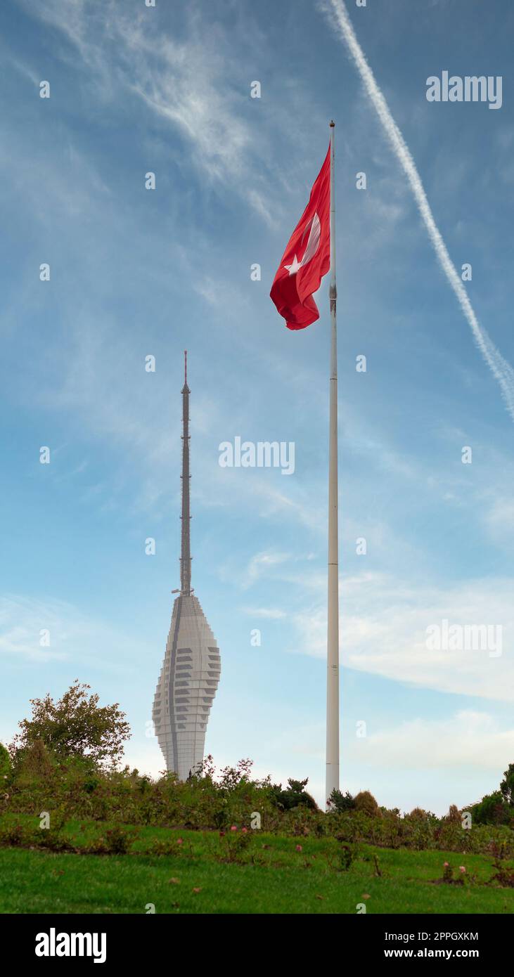 Drapeau turc au parc Camlica avec la tour de radio TV Kucuk Camlica, en arrière-plan, quartier Uskudar, Istanbul, Turquie Banque D'Images