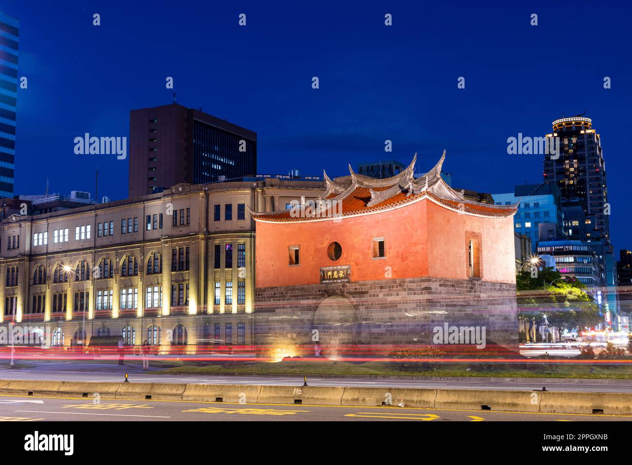 Taipei, Taïwan 04 août 2022 : rue de la ville de Taipei avec porte nord Beimen la nuit Banque D'Images