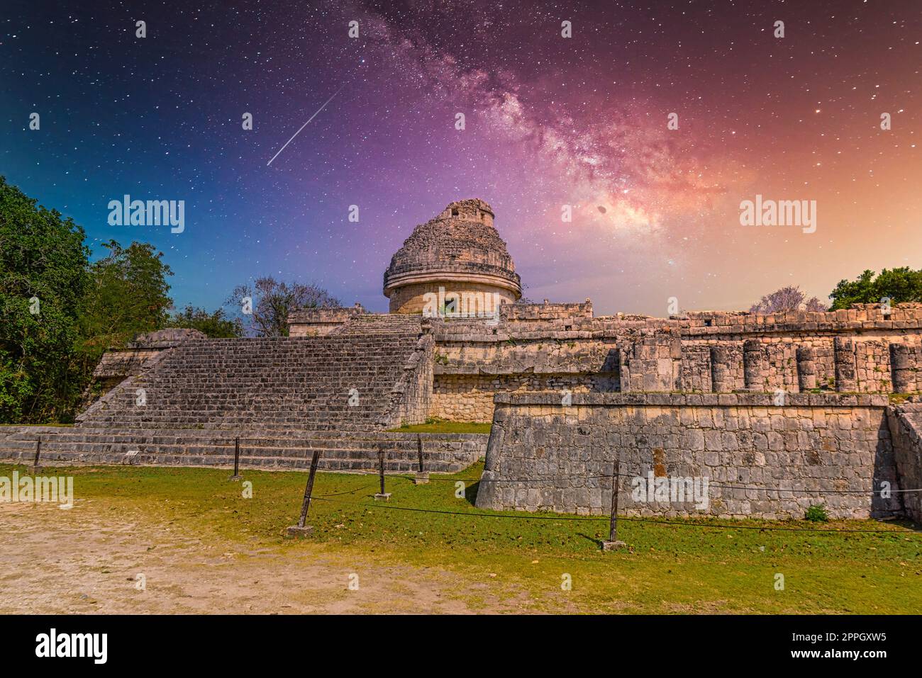 Ruines du temple de l'observatoire El Caracol, Chichen Itza, Yucatan, Mexique, civilisation Maya avec voie lactée ciel nocturne des étoiles de la Galaxie Banque D'Images