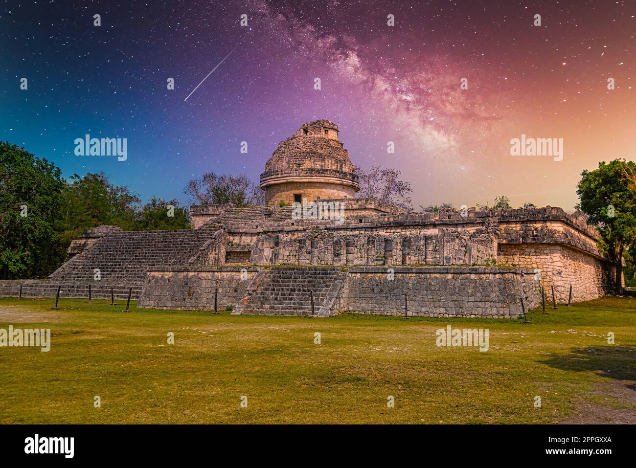 Ruines du temple de l'observatoire El Caracol, Chichen Itza, Yucatan, Mexique, civilisation Maya avec voie lactée ciel nocturne des étoiles de la Galaxie Banque D'Images