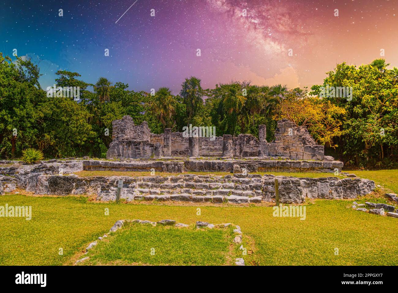 Lézard Iguana dans les ruines antiques de Maya dans la zone archéologique El Rey près de Cancun, Yukatan, Mexique avec voie lactée Galaxy étoiles ciel nocturne Banque D'Images
