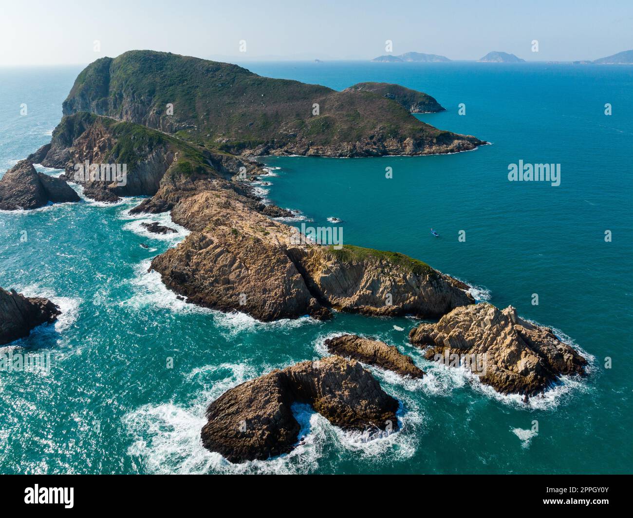 Un drone survole Hong Kong Sai Kung Landscape, île de ninepin Banque D'Images