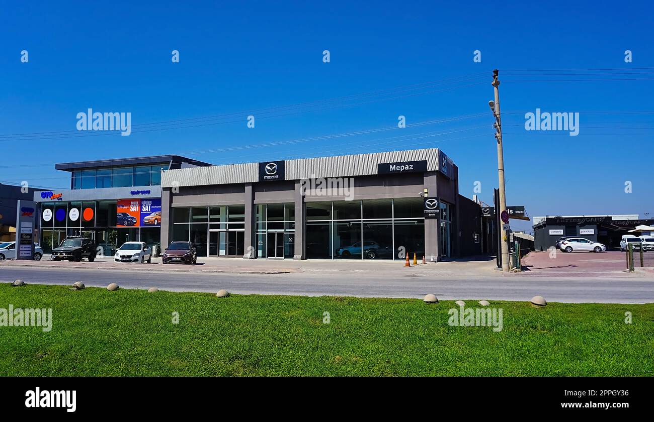 Antalya, Turquie - 17 septembre 2022 : au détail du logo Mazda sur la façade du magasin, Mazda est une multinationale de marque japonaise qui produit actuellement des automobiles Banque D'Images