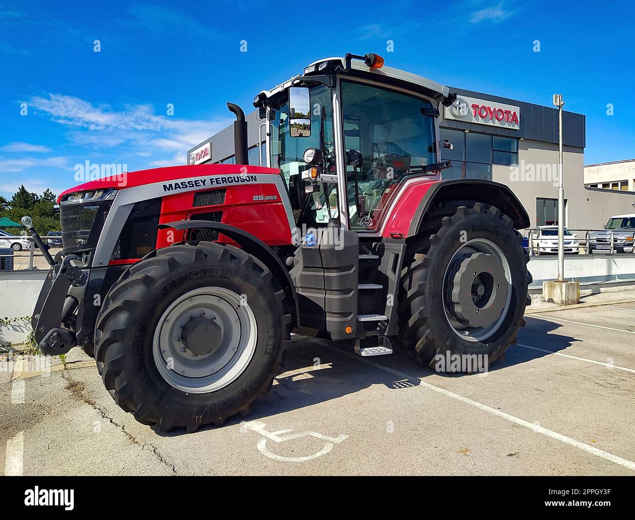 Kiev, Ukraine - 16 juin 2022 : tracteur Massey Ferguson et logo . Massey Ferguson Limited est un important fabricant américain d'équipements agricoles Banque D'Images