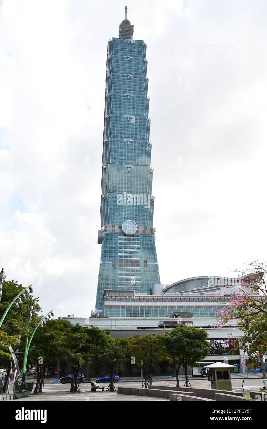 Photo verticale du gratte-ciel Taipei 101 à Taipei, Taïwan Banque D'Images