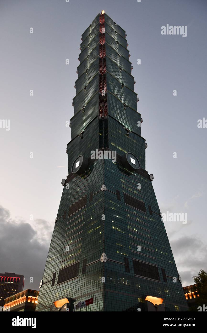 Photo verticale du gratte-ciel de Taipei 101 à Taipei, Taïwan, au crépuscule Banque D'Images