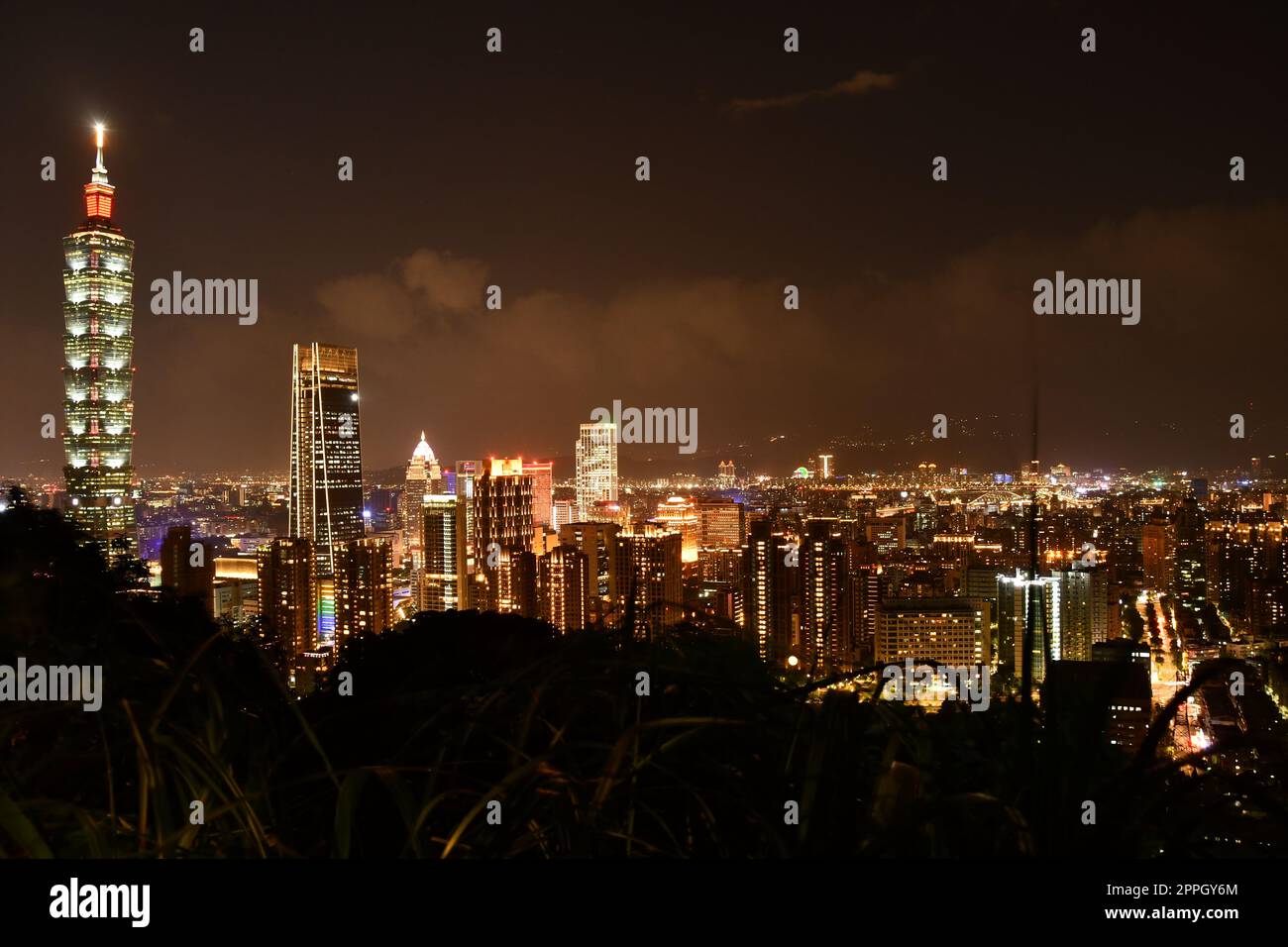 Skyline et Taipei 101 gratte-ciel dans la nuit Taipei, Taïwan Banque D'Images