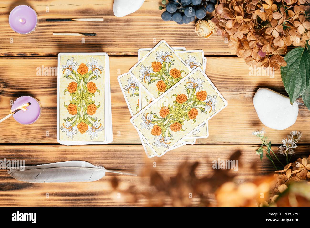 Cartes de tarot étalées face cachée sur la surface en bois avec des bougies, des pierres, des plantes d'automne. Minsk, Biélorussie, 11.10.2021 Banque D'Images