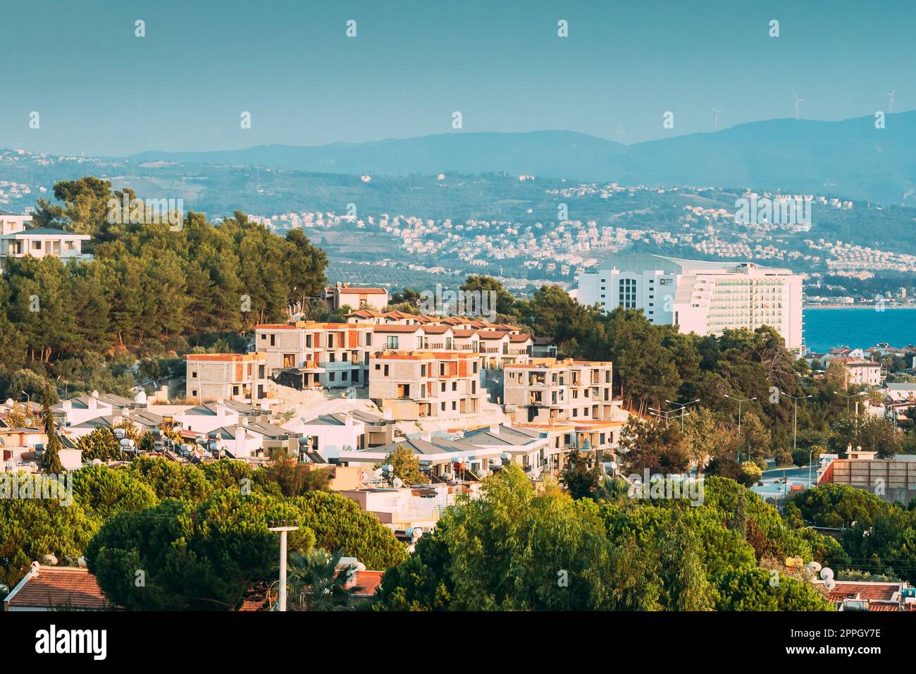 Kusadasi, Turquie. Magnifique paysage urbain de la ville turque. Maisons blanches sur Hillside. Quartier de l'immobilier en soirée d'été Banque D'Images