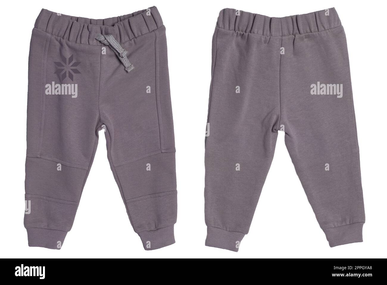 Vêtements de sport pour enfants. Gros plan d'un pantalon de sport bébé marron pour enfants isolé sur fond blanc. Pantalon de mode printemps et automne pour enfants. Vues avant et arrière. Banque D'Images