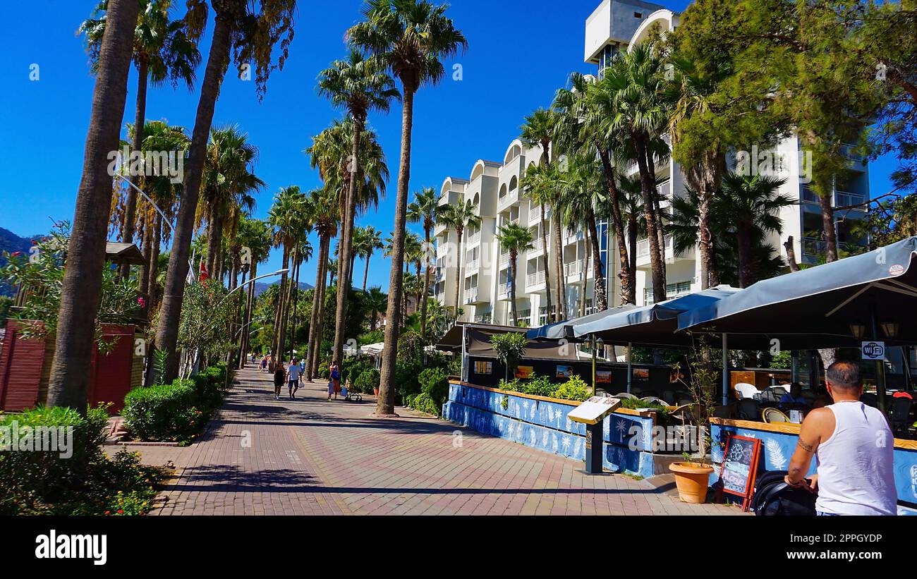 Icmeler, Turquie - 22 septembre 2022 : vue sur la plage d'Icmeler dans la ville de Marmaris. Paysage d'été sur la côte méditerranéenne en Turquie. Banque D'Images