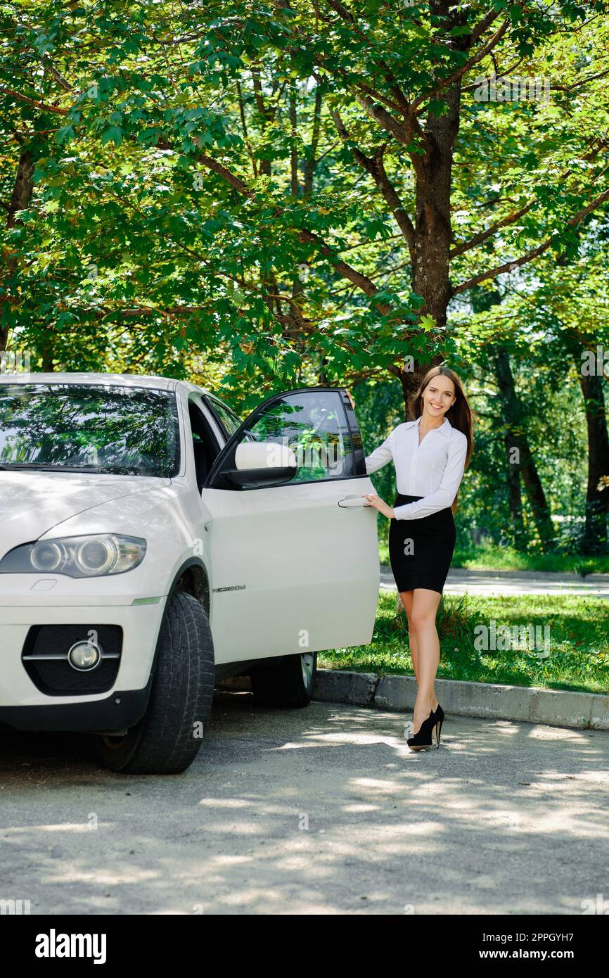 Belle fille ouvre la porte de sa voiture Banque D'Images