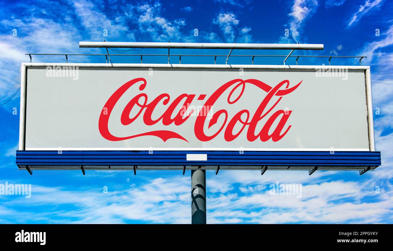 Panneau publicitaire affichant le logo de Coca Cola Banque D'Images