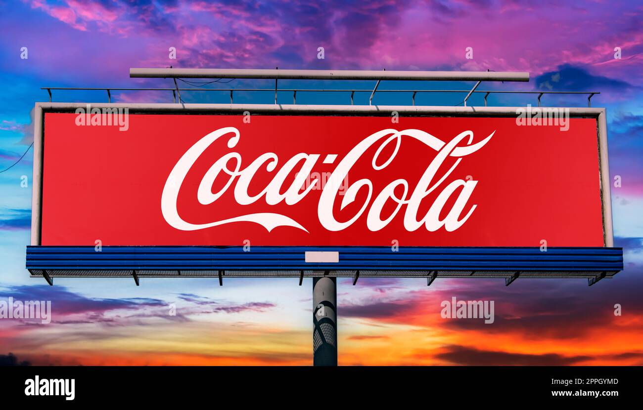 Panneau publicitaire affichant le logo de Coca Cola Banque D'Images