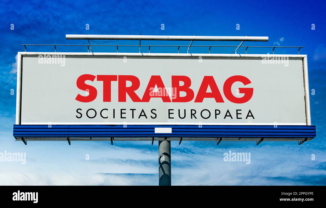 Panneau publicitaire affichant le logo de STRABAG Banque D'Images