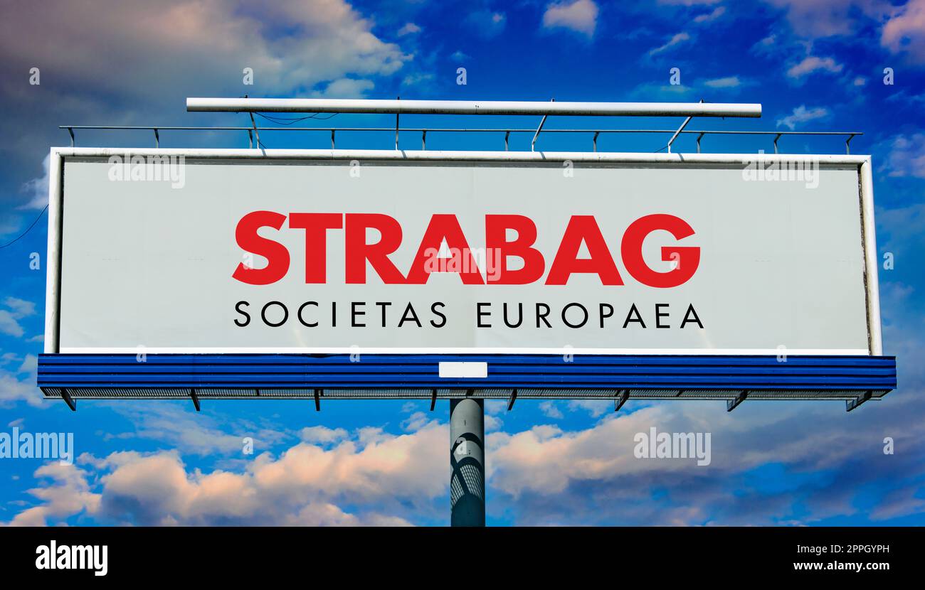 Panneau publicitaire affichant le logo de STRABAG Banque D'Images