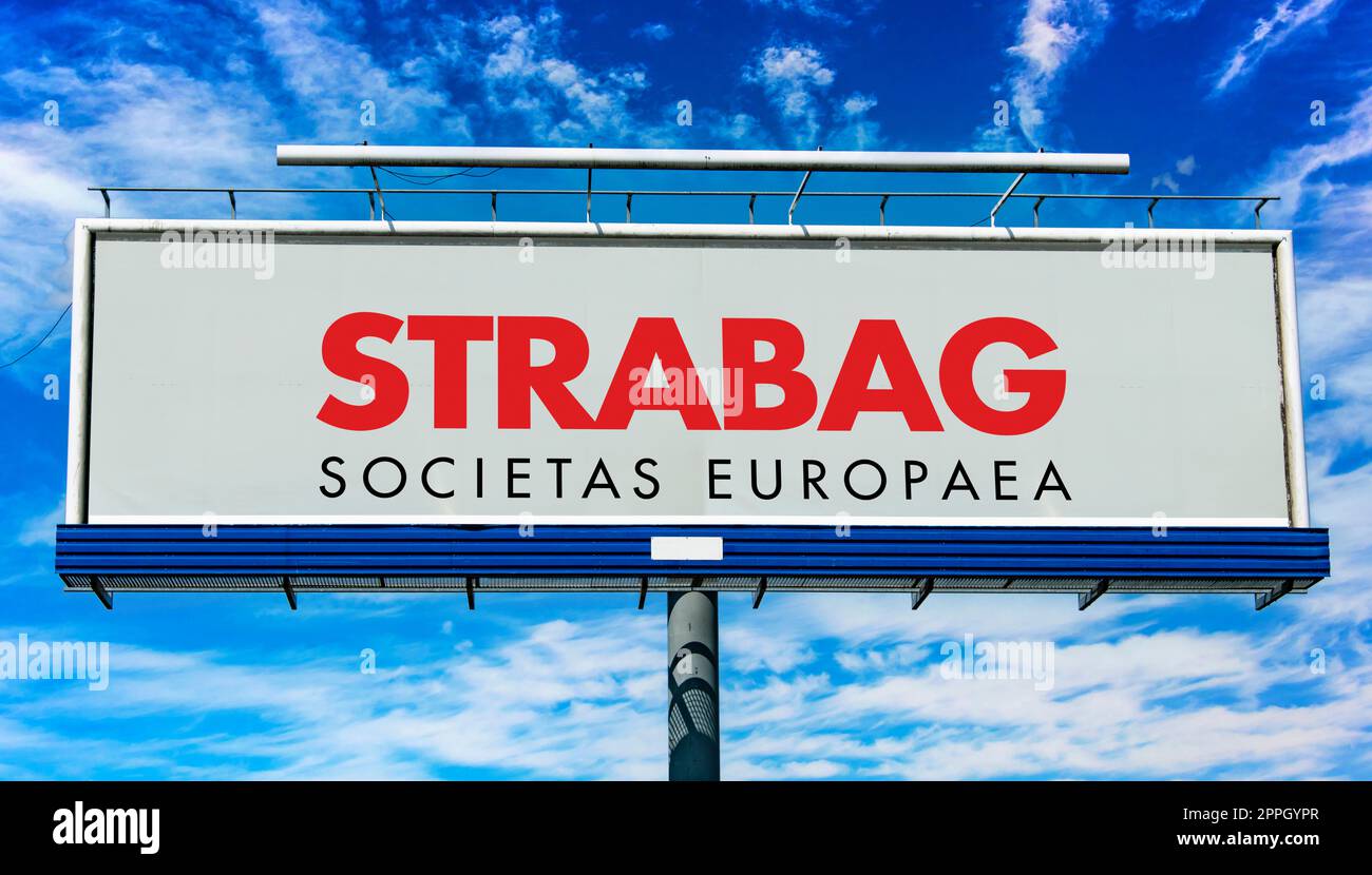 Panneau publicitaire affichant le logo de STRABAG Banque D'Images