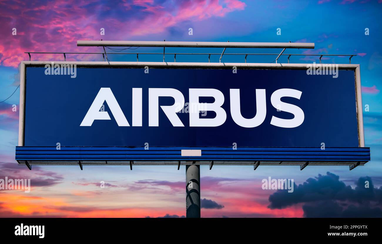 Panneau publicitaire affichant le logo d'Airbus Banque D'Images