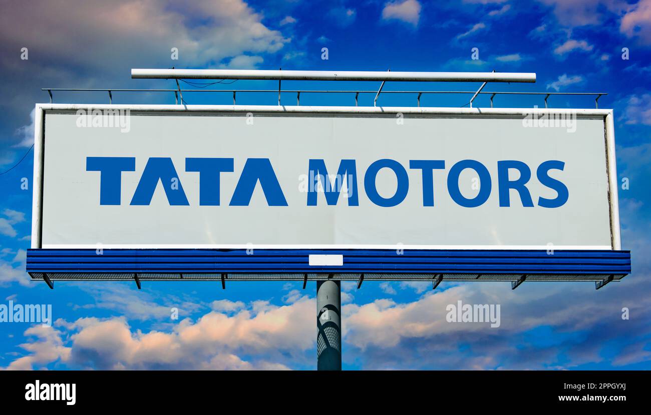 Panneau publicitaire affichant le logo de Tata Motors Banque D'Images