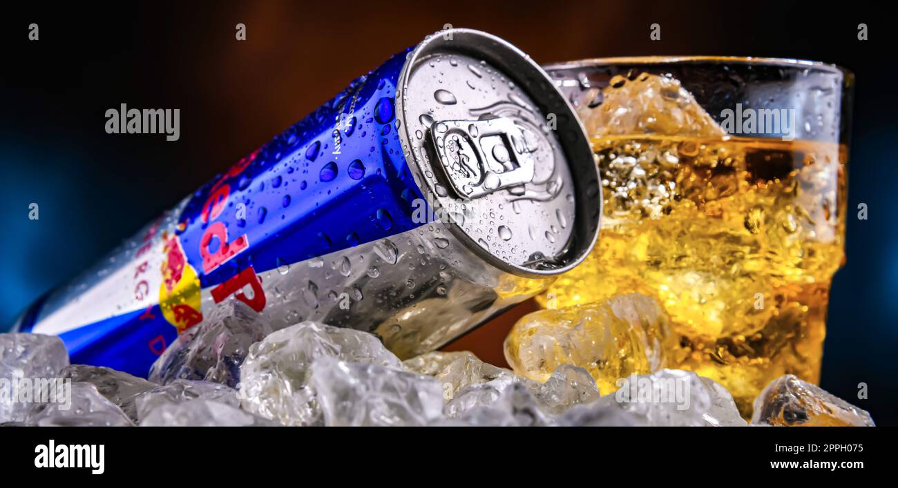 Canette de Red Bull, une boisson énergisante populaire Banque D'Images