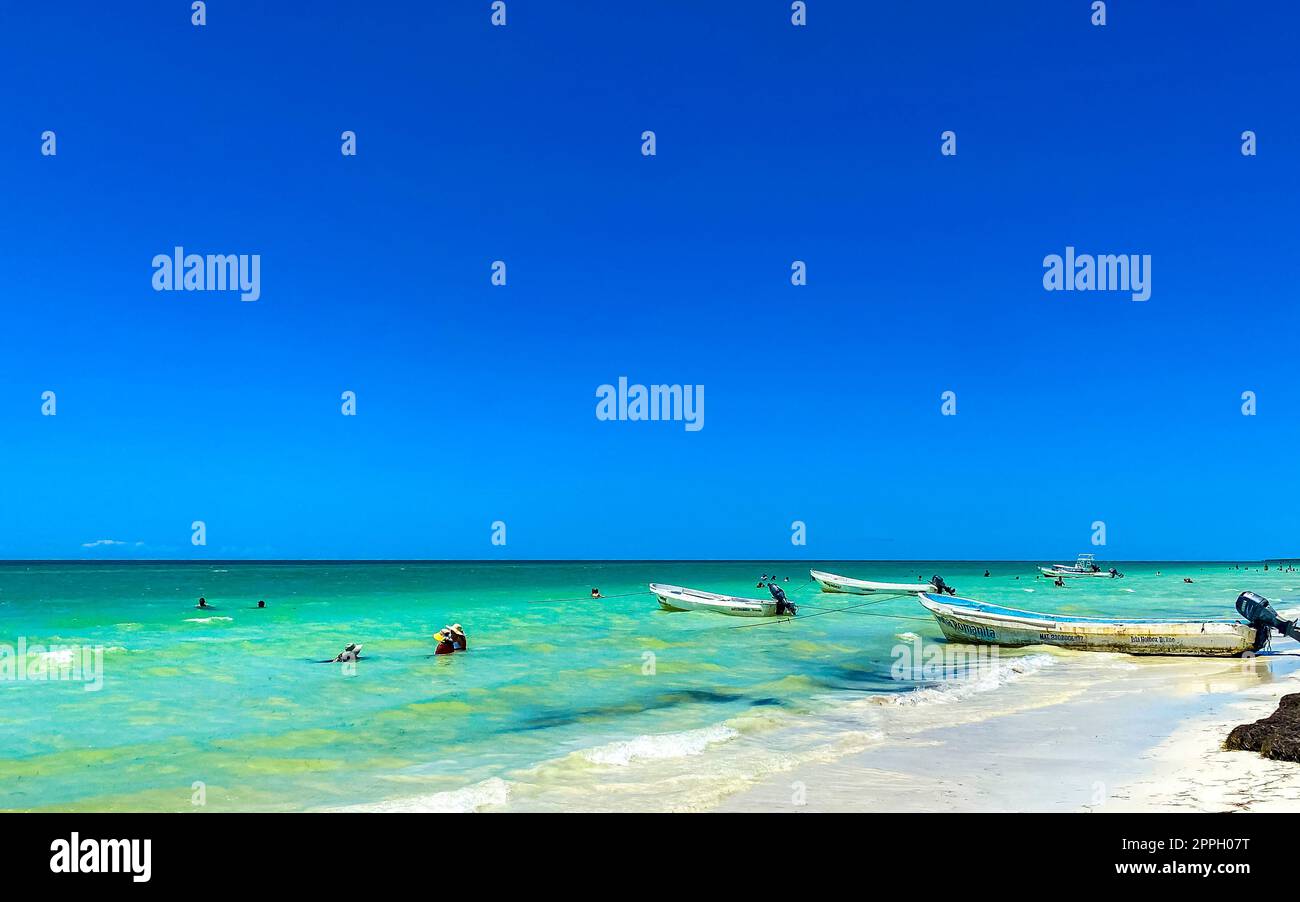 Belle plage de Holbox Island avec bateau et eau turquoise Mexique. Banque D'Images