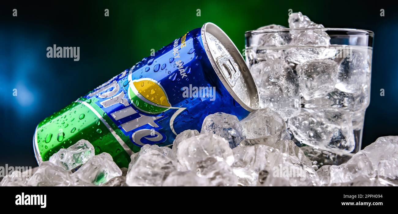 Canette de boisson Sprite dans de la glace écrasée Banque D'Images