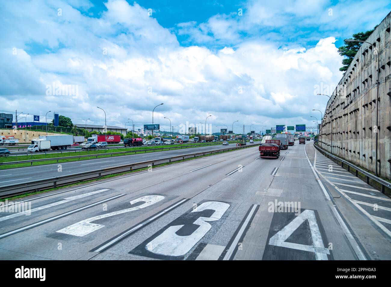 Brésil - 15 mars 2022 : trafic sur l'autoroute brésilienne Banque D'Images