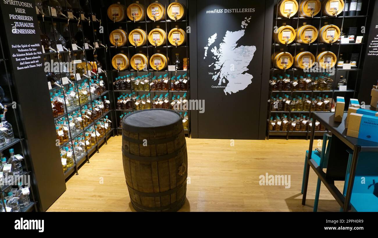 Affichage de diverses liqueurs dans un supermarché allemand. Banque D'Images