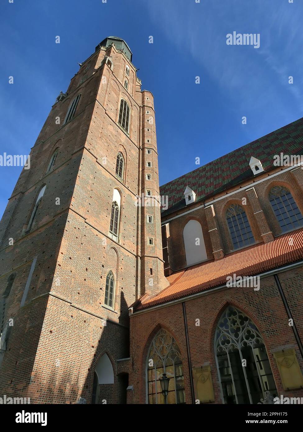 L'église St Elizabeth est cachée derrière les maisons de la vieille rue Odrzanska située à côté de la place du marché Banque D'Images