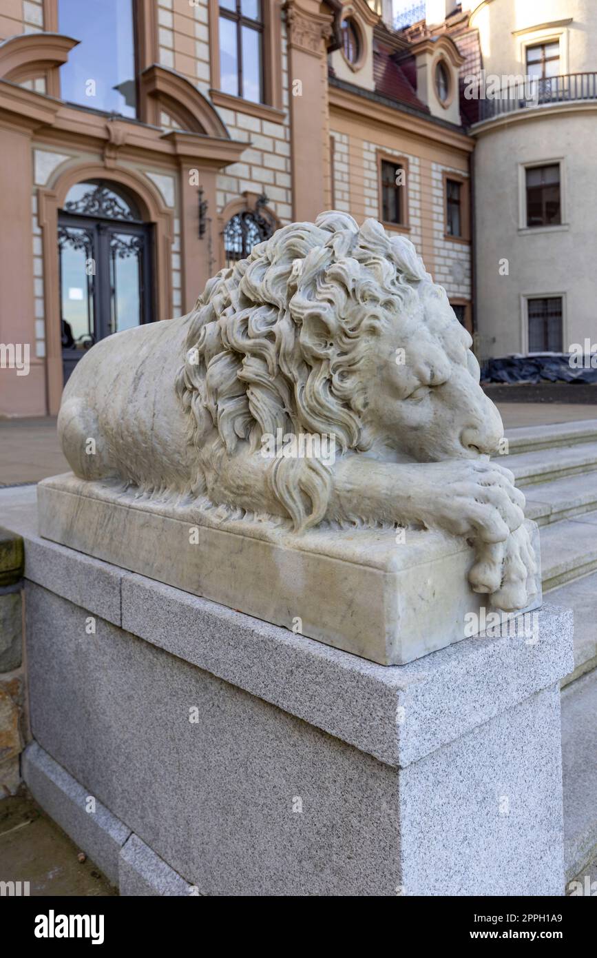Château de Moszna du 17e siècle, statue de lion endormi devant le bâtiment, Moszna, Opole, Pologne Banque D'Images Château de Moszna du 17e siècle, statue de lion endormi devant le bâtiment, Moszna, Opole, Pologne Banque D'Images