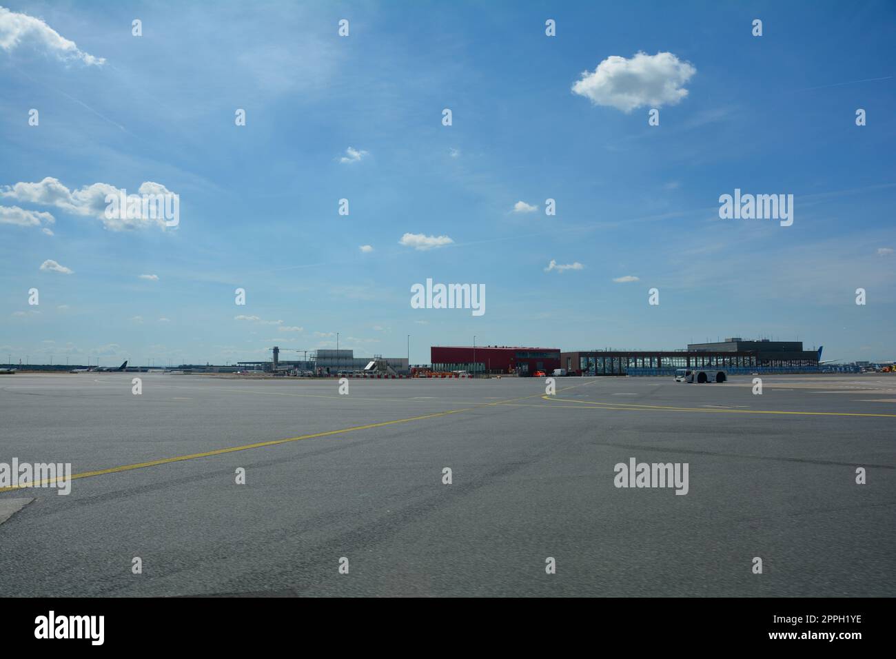 Aéroport de Francfort Allemagne 02 août 2022 - divers bâtiments de l'extérieur avec piste Banque D'Images