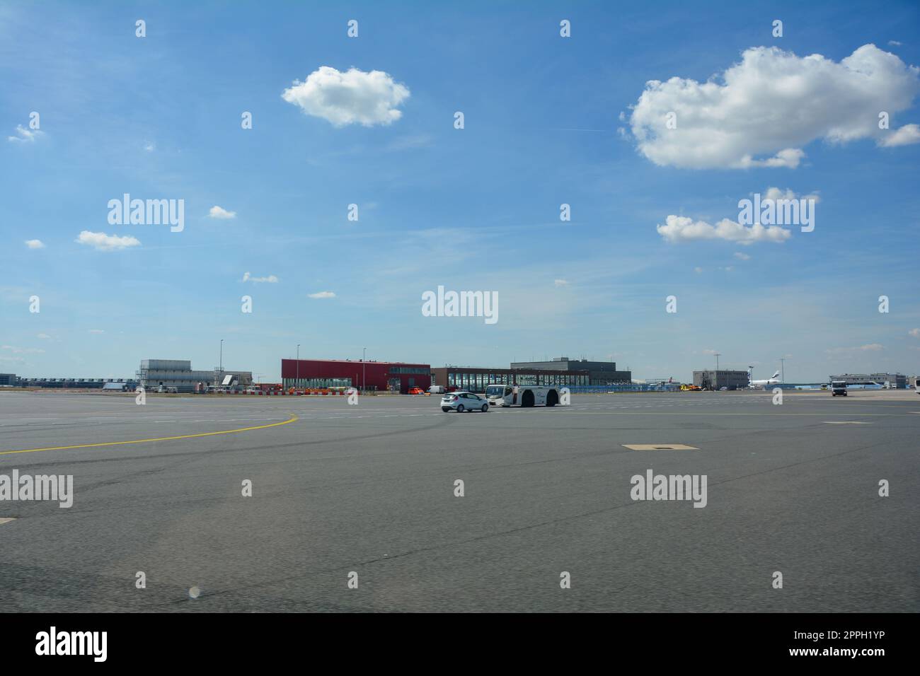 Aéroport de Francfort Allemagne 02 août 2022 - divers bâtiments de l'extérieur avec piste Banque D'Images