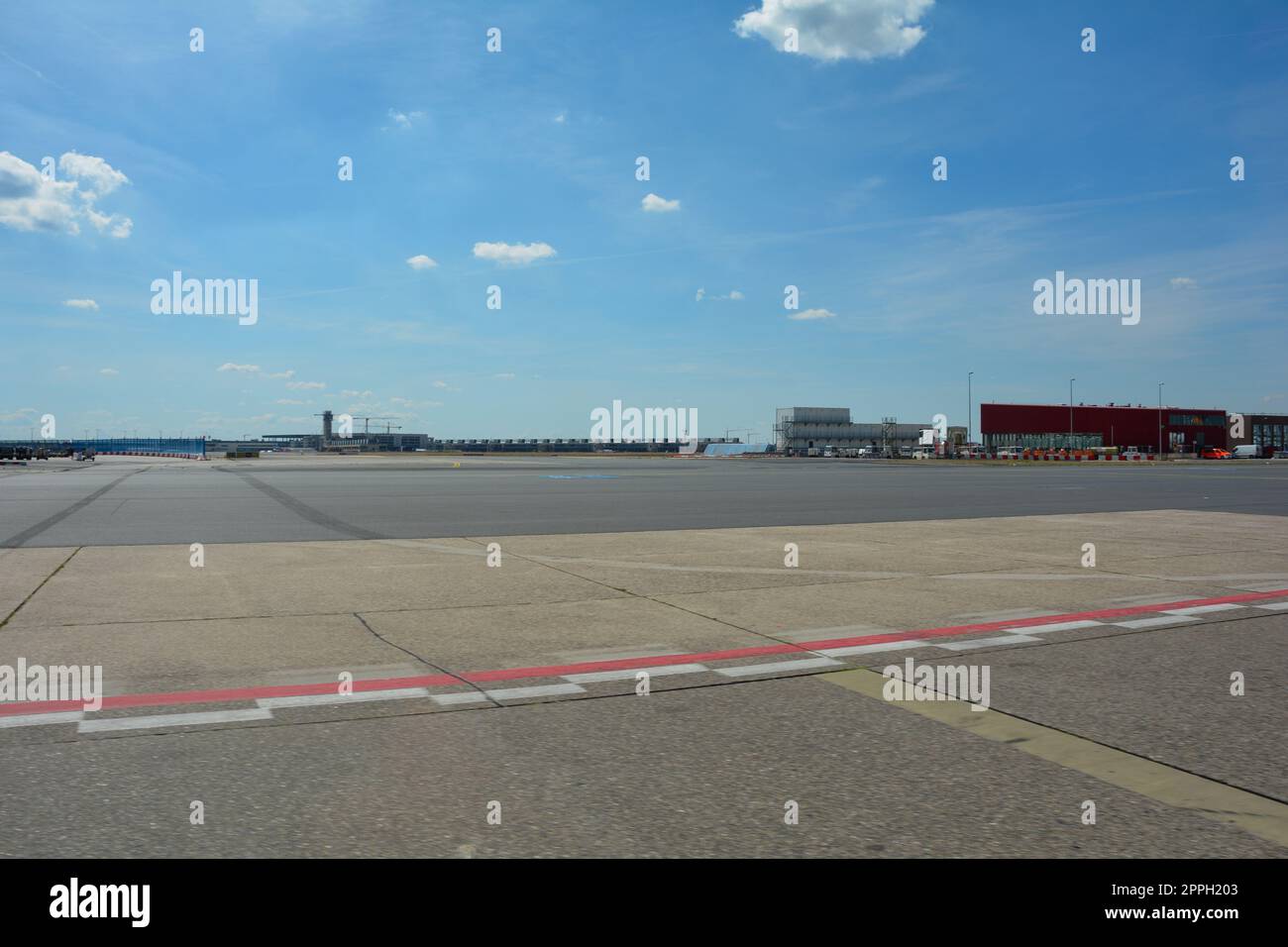 Aéroport de Francfort Allemagne 02 août 2022 - divers bâtiments de l'extérieur avec piste Banque D'Images