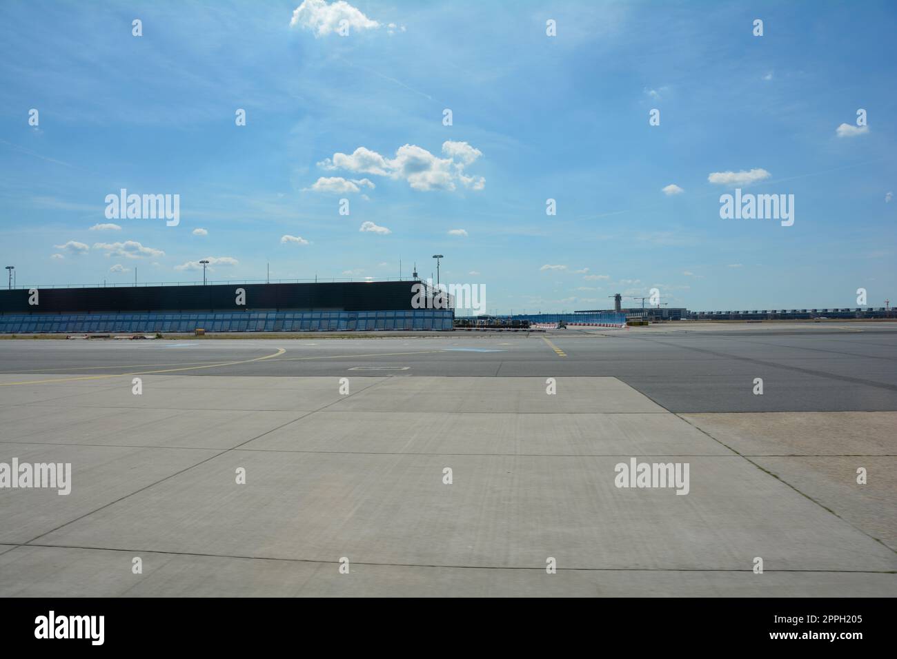 Aéroport de Francfort Allemagne 02 août 2022 - divers bâtiments de l'extérieur avec piste Banque D'Images