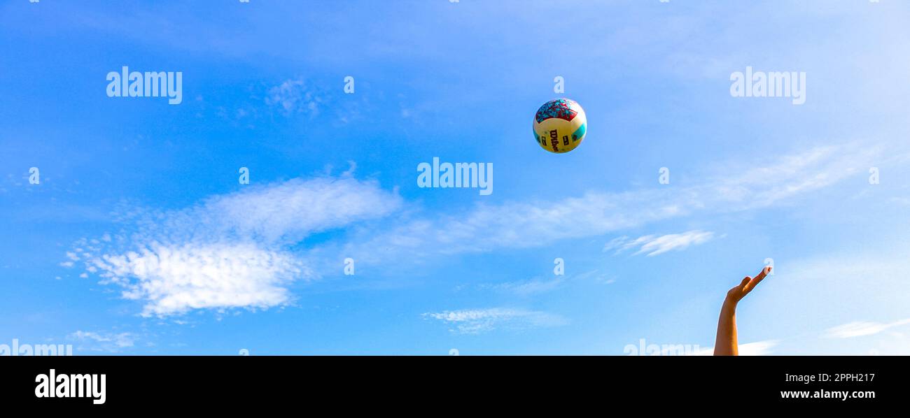 Les adolescents jouent au volley-ball à l'extérieur avec filet et terrain de volley-ball Allemagne. Banque D'Images