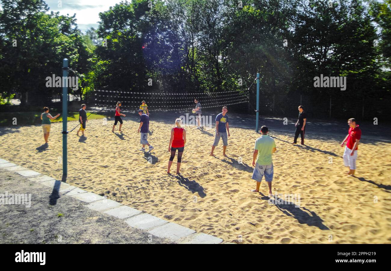 Les adolescents jouent au volley-ball à l'extérieur avec filet et terrain de volley-ball Allemagne. Banque D'Images