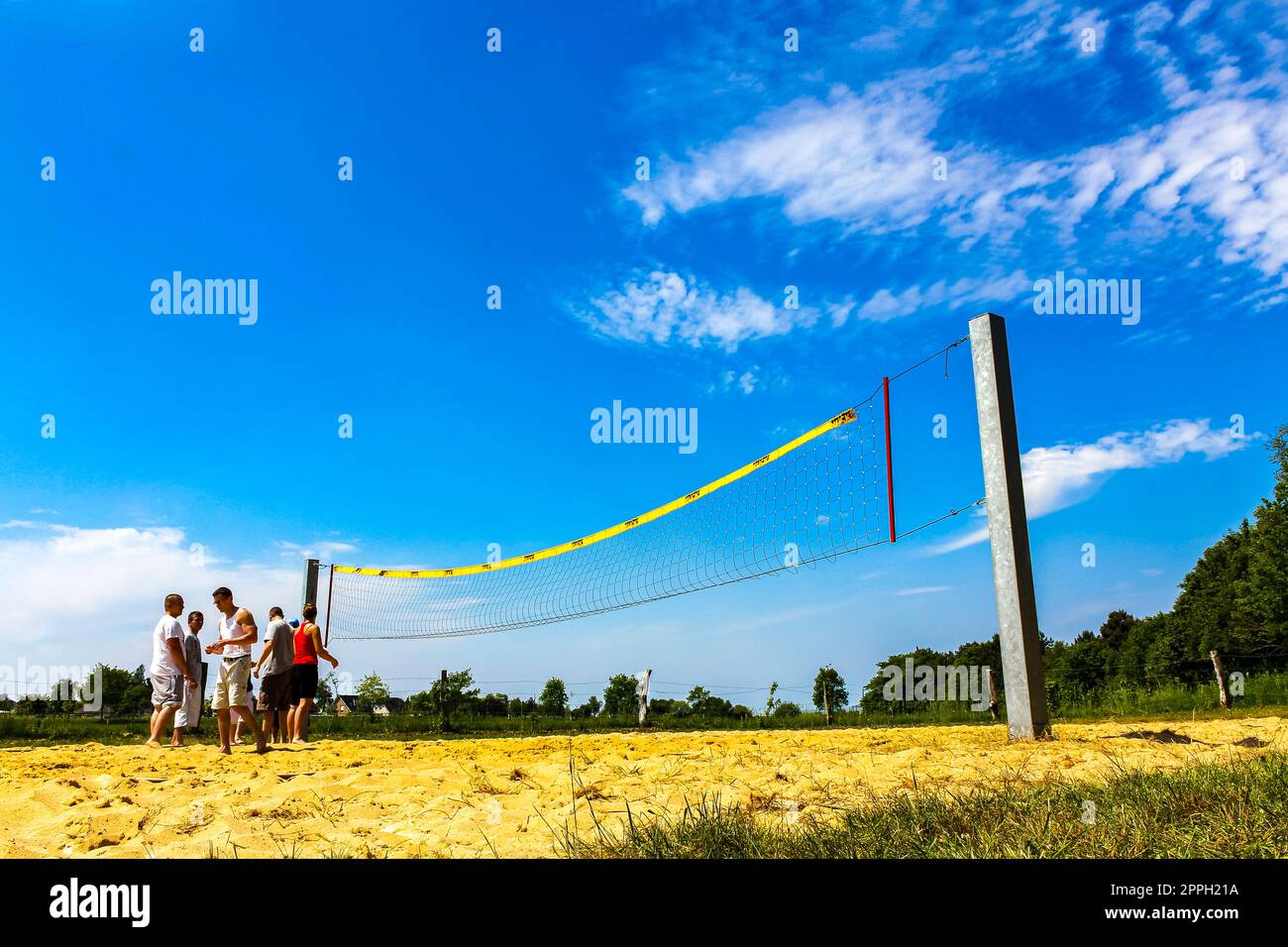 Les adolescents jouent au volley-ball à l'extérieur avec filet et terrain de volley-ball Allemagne. Banque D'Images