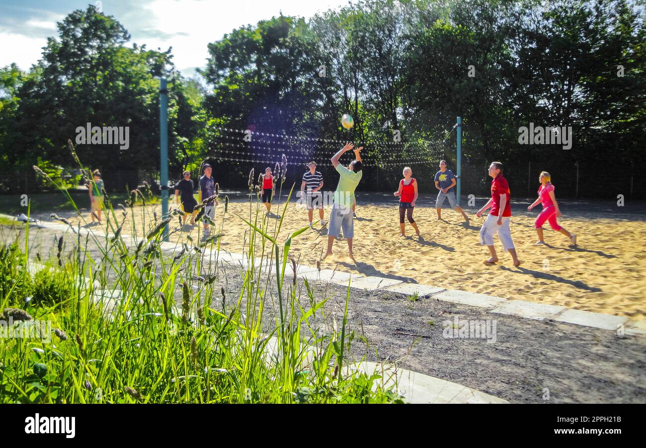 Les adolescents jouent au volley-ball à l'extérieur avec filet et terrain de volley-ball Allemagne. Banque D'Images