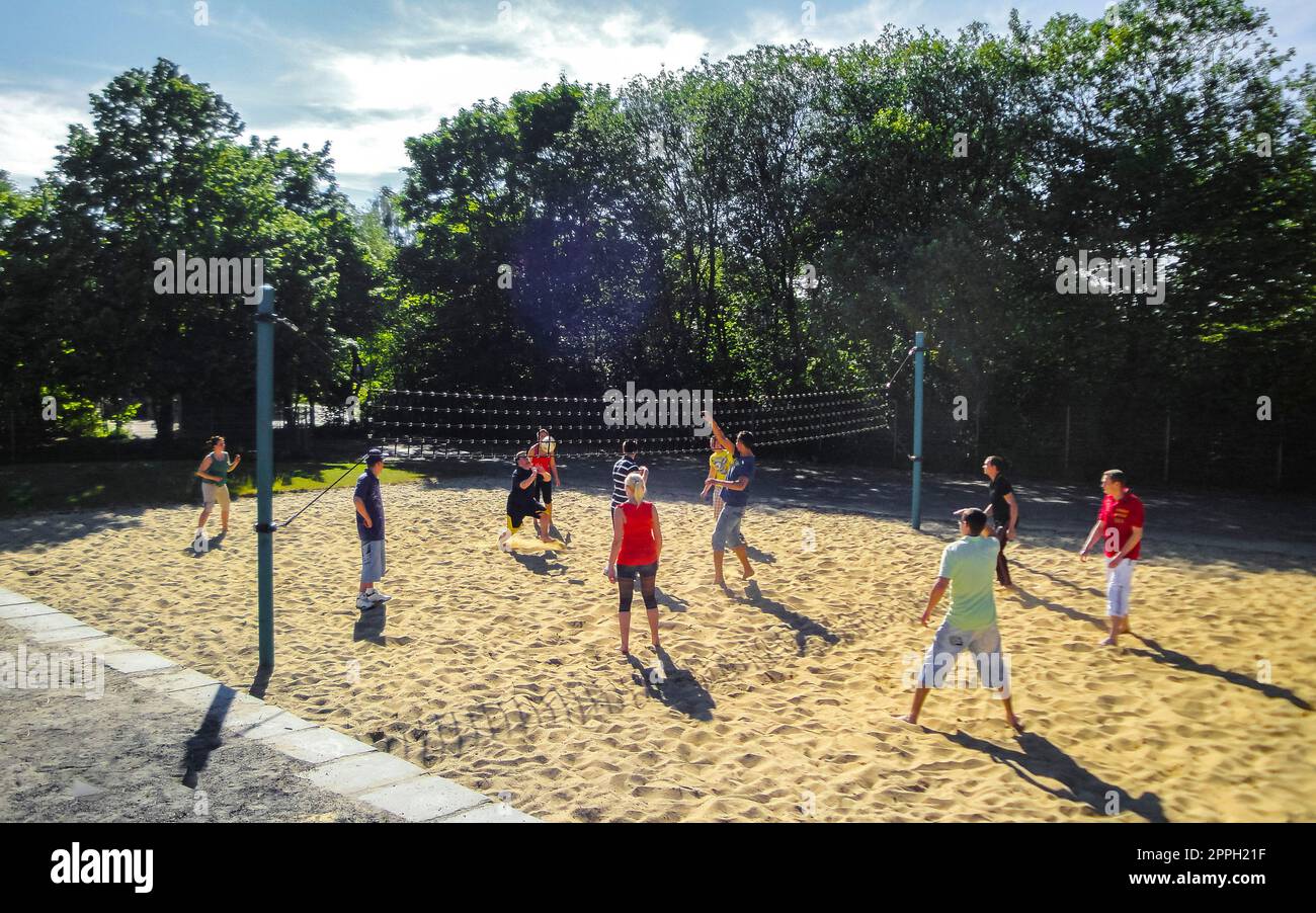 Les adolescents jouent au volley-ball à l'extérieur avec filet et terrain de volley-ball Allemagne. Banque D'Images