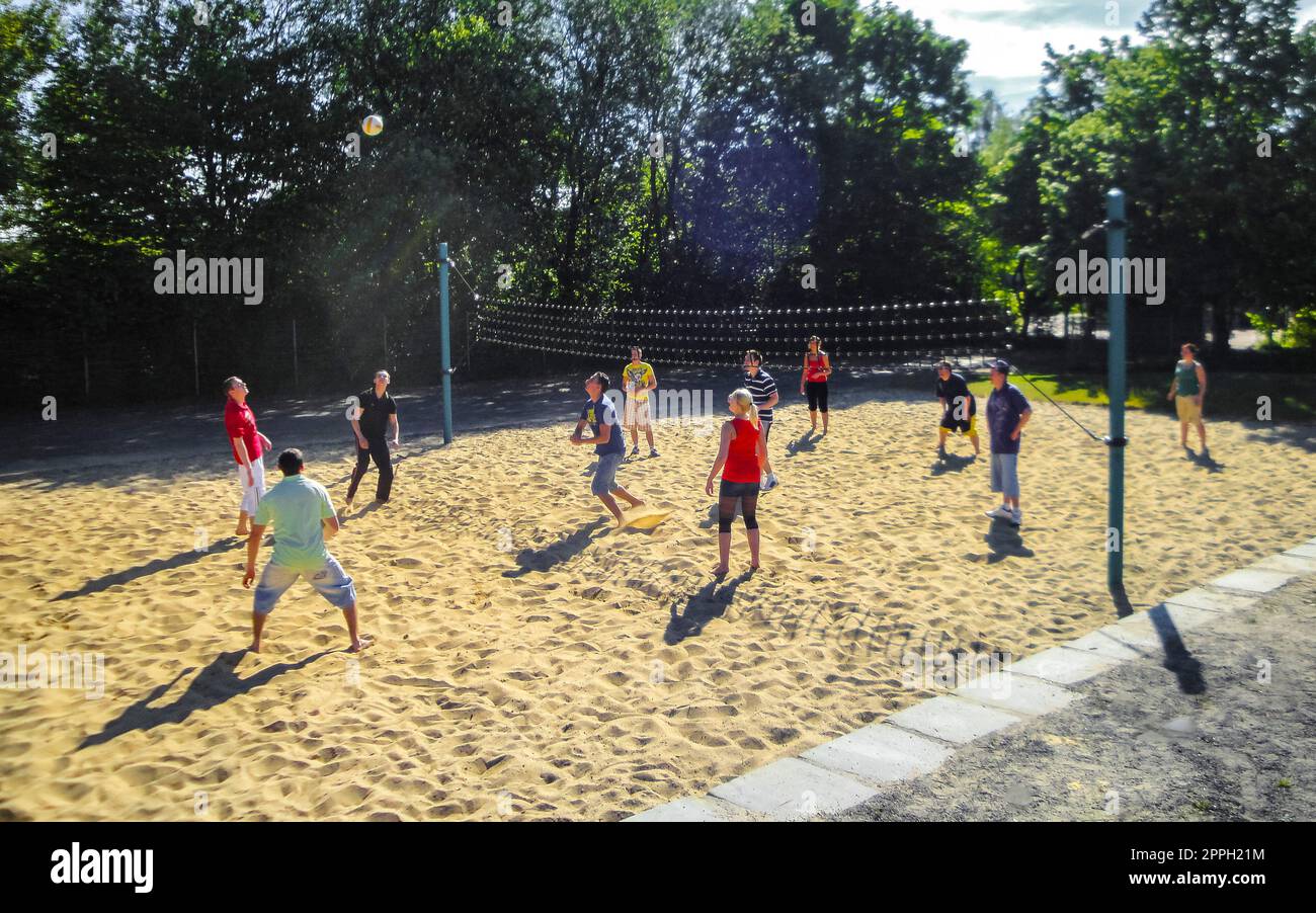Les adolescents jouent au volley-ball à l'extérieur avec filet et terrain de volley-ball Allemagne. Banque D'Images