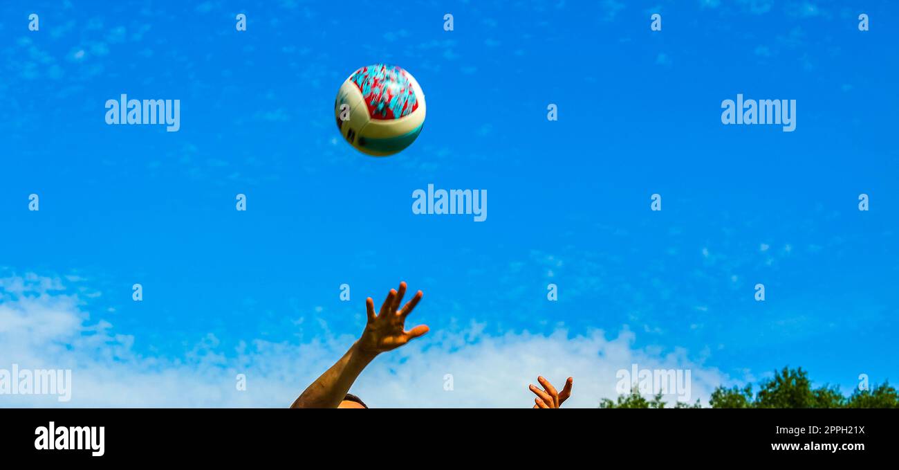 Les adolescents jouent au volley-ball à l'extérieur avec filet et terrain de volley-ball Allemagne. Banque D'Images