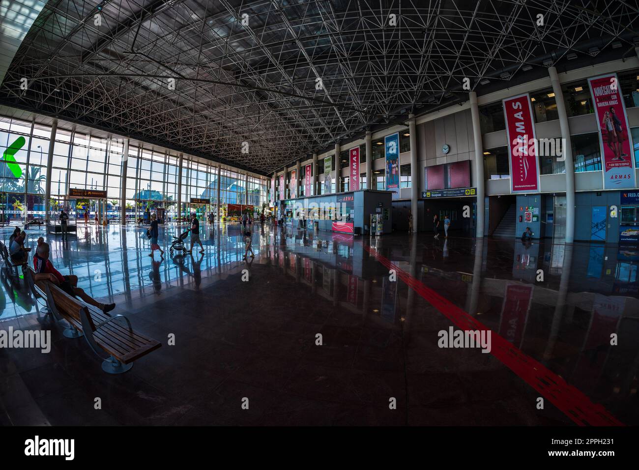 SANTA CRUZ, ÎLES CANARIES, ESPAGNE - 28 OCTOBRE 2022 : intérieur d'une gare routière moderne longue distance. Objectif fisheye. Banque D'Images