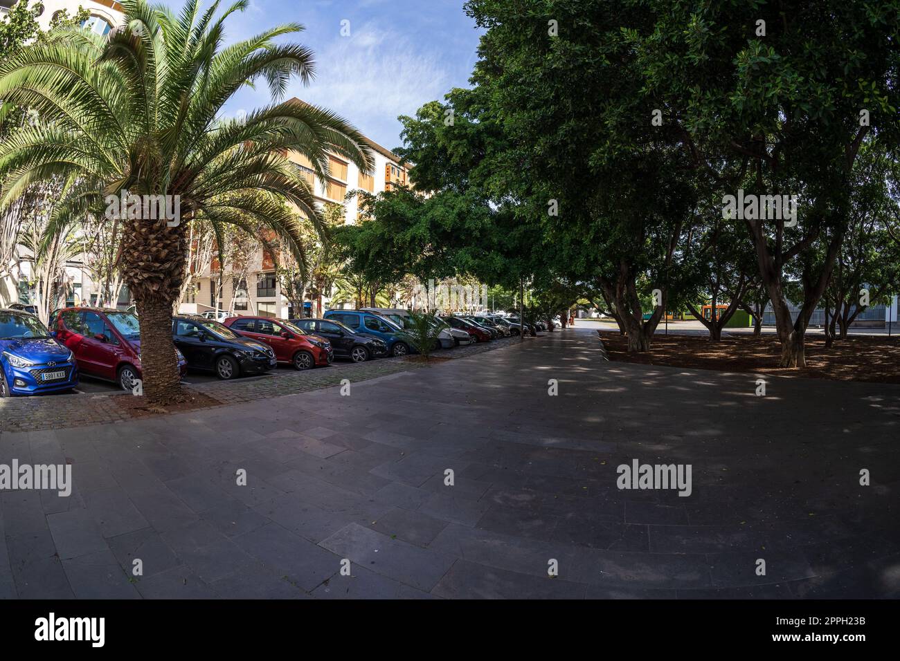 SANTA CRUZ, ÎLES CANARIES, ESPAGNE - 28 OCTOBRE 2022 : rues de la partie historique de la ville. Santa Cruz est la capitale de Tenerife. Objectif Fisheye. Banque D'Images